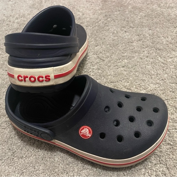Crocs sandals kids size 2 in dark blue great condition - Picture 7 of 8
